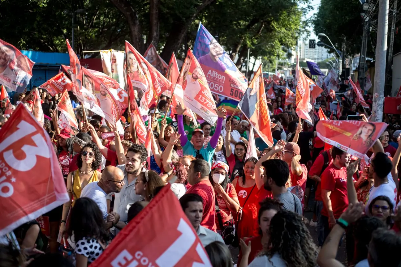 Militantes do PT seguram bandeiras de apoio a Elmano, Camilo e Lula no Centro de Fortaleza