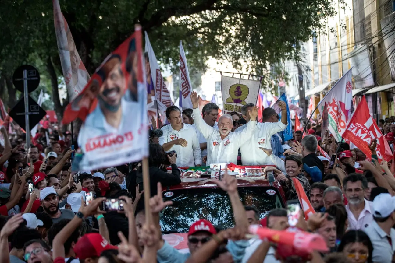 Lula, Elmano e Camilo percorrem o Centro de Fortaleza