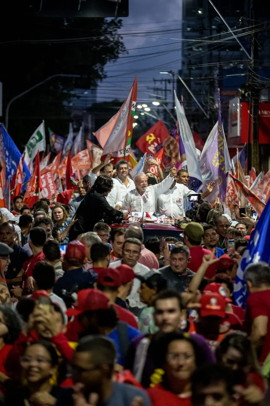 Lula, Camilo e Elmano em caminhada pelas ruas do Centro de Fortaleza