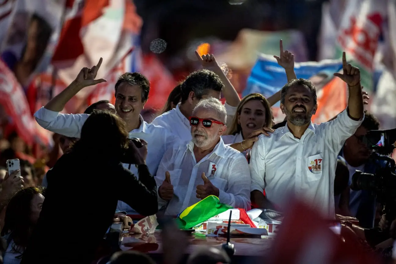 Lula, Camilo e Elmano em caminhada pelas ruas do Centro de Fortaleza