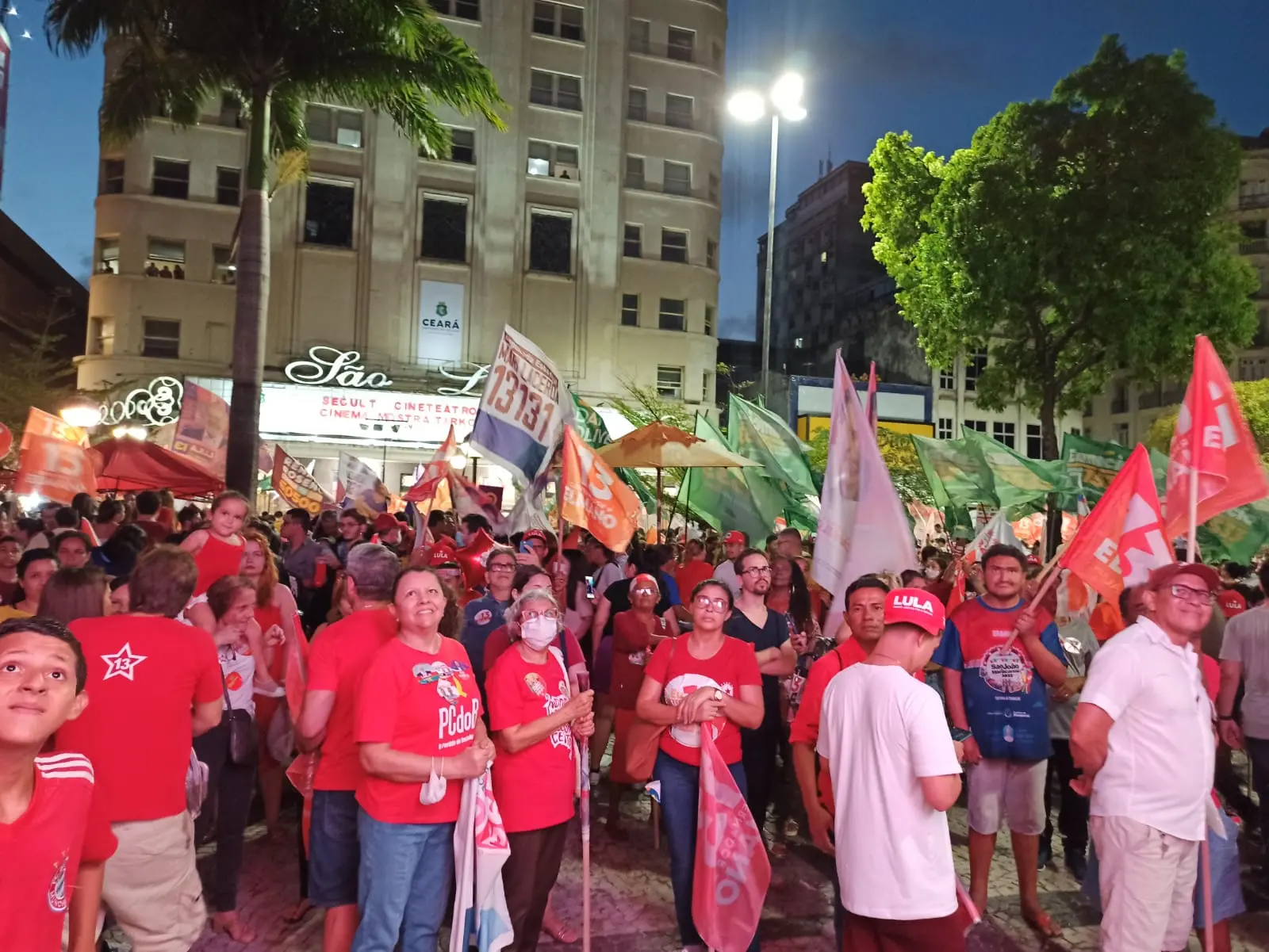 Apoiadores de Camilo, Elmano e Lula na Praça do Ferreira
