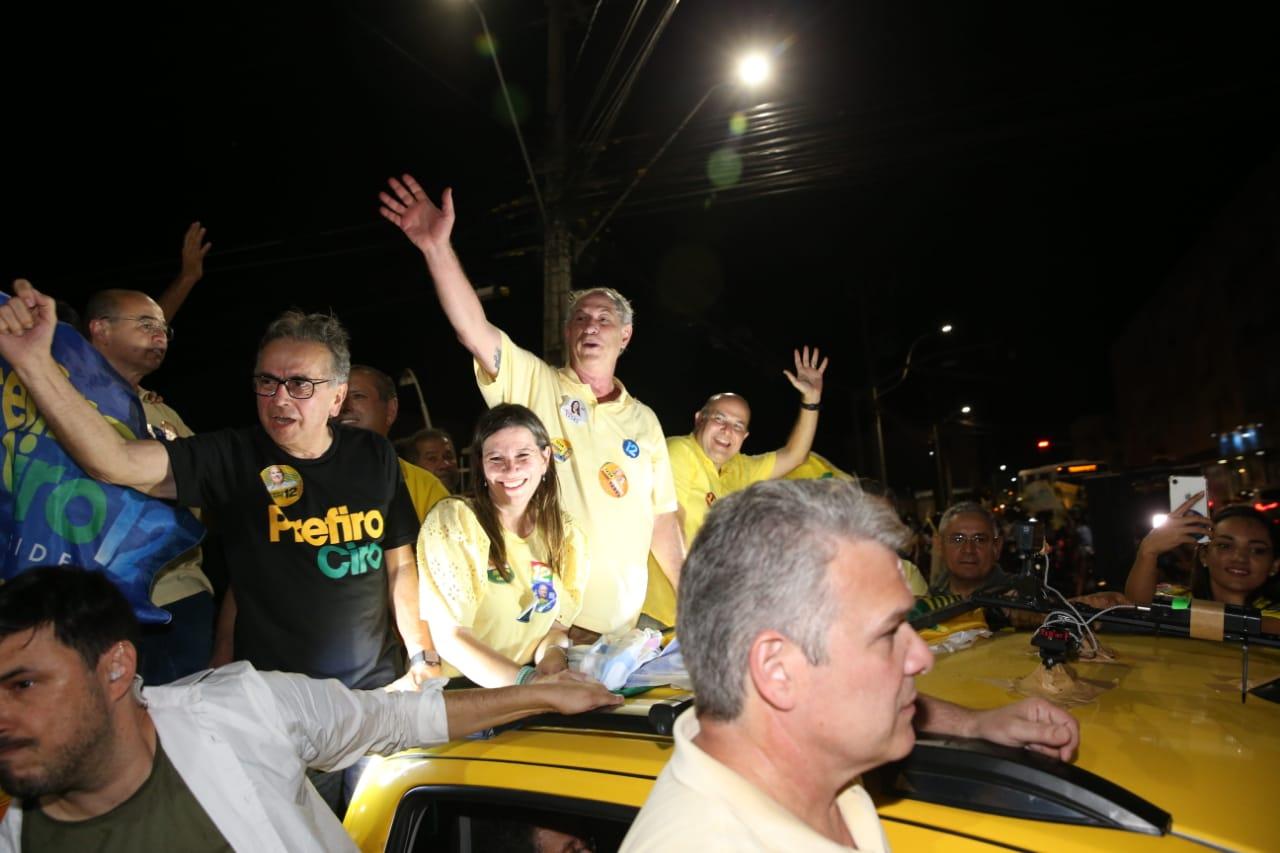 Ciro Gomes desfila em carro por Sobral sem Cid e Ivo no ber o