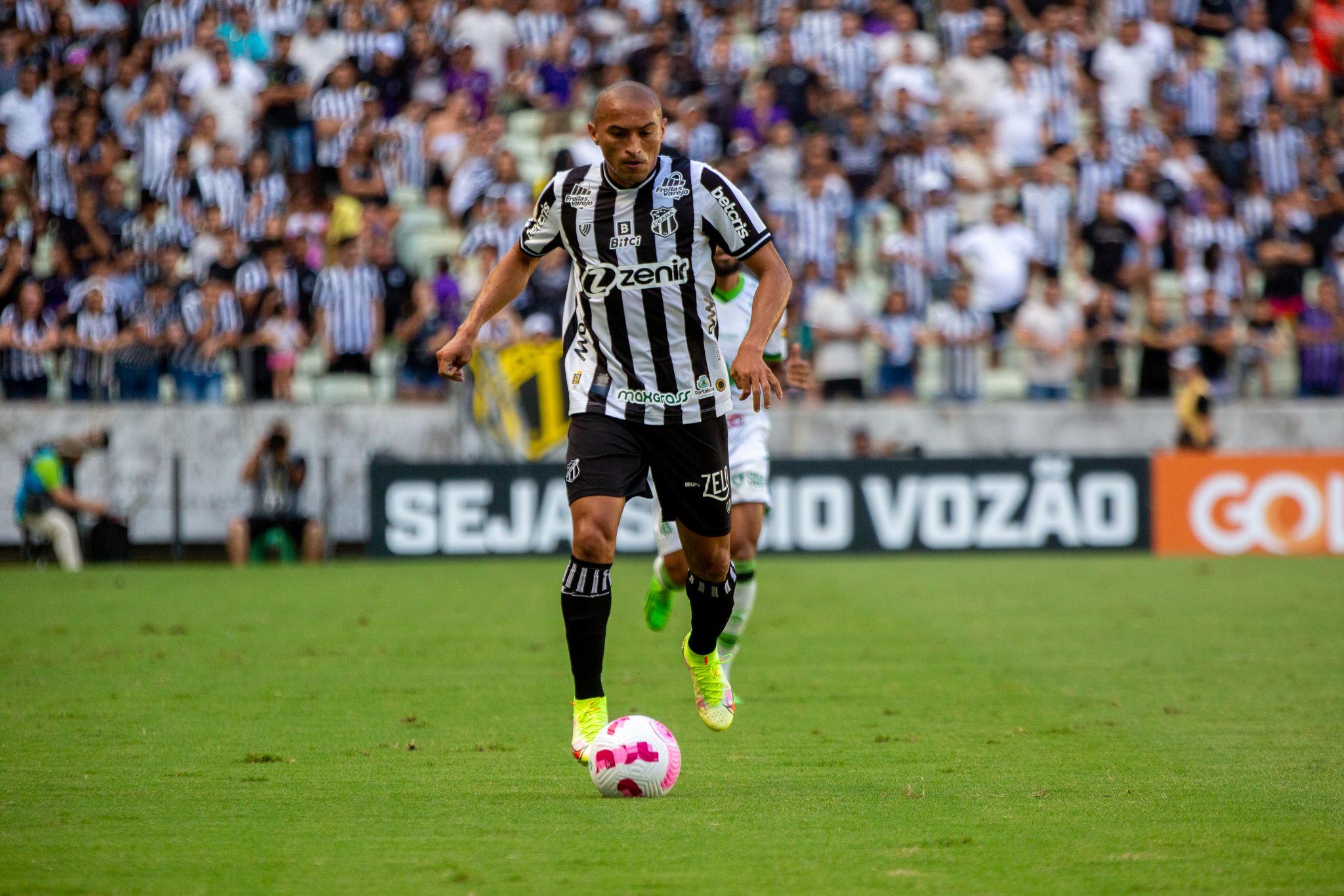 Foto de Nino Paraíba em ação com a camisa do Ceará