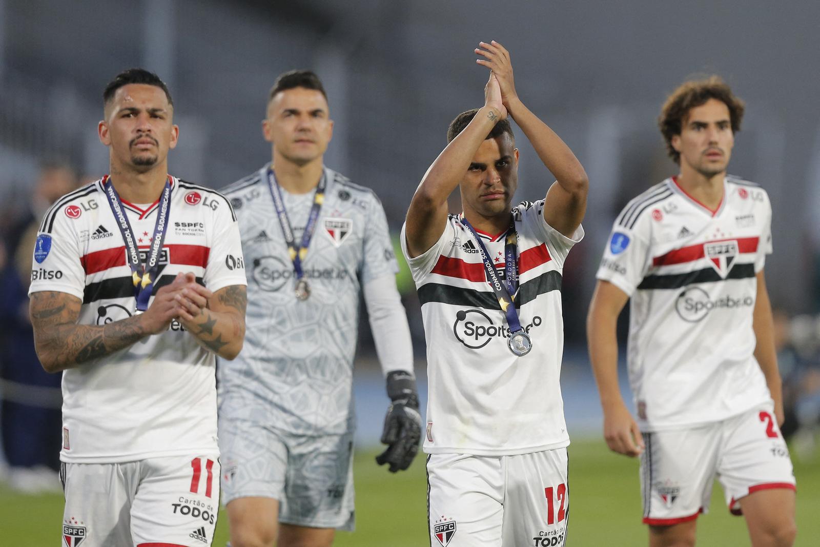 Atletas do São Paulo aplaudem a torcida no estádio