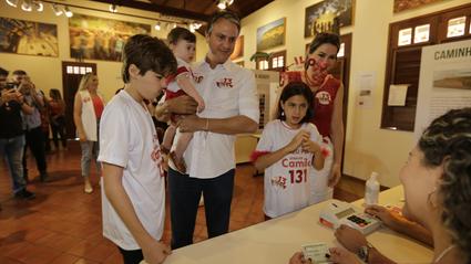 Camilo Santana vota ao lado da família e de aliados em Barbalha, em 2 de outubro de 2022