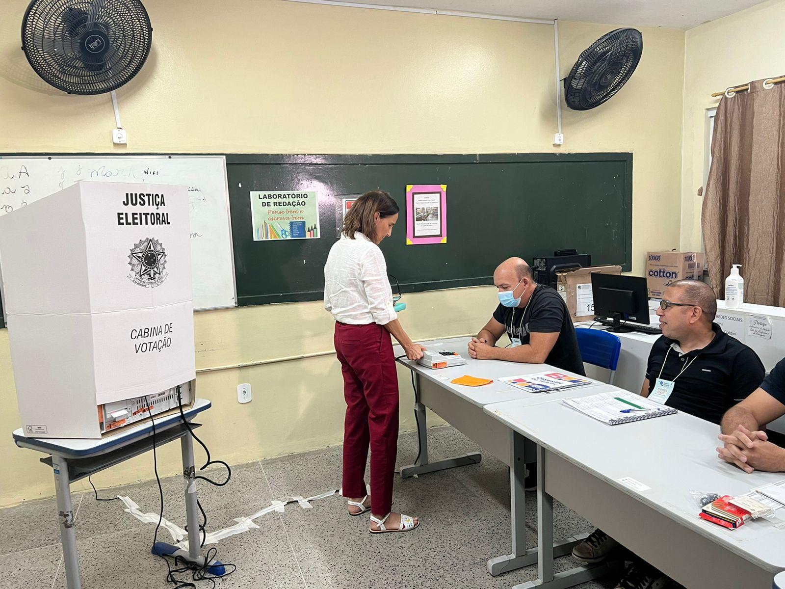 Izolda chega para votar