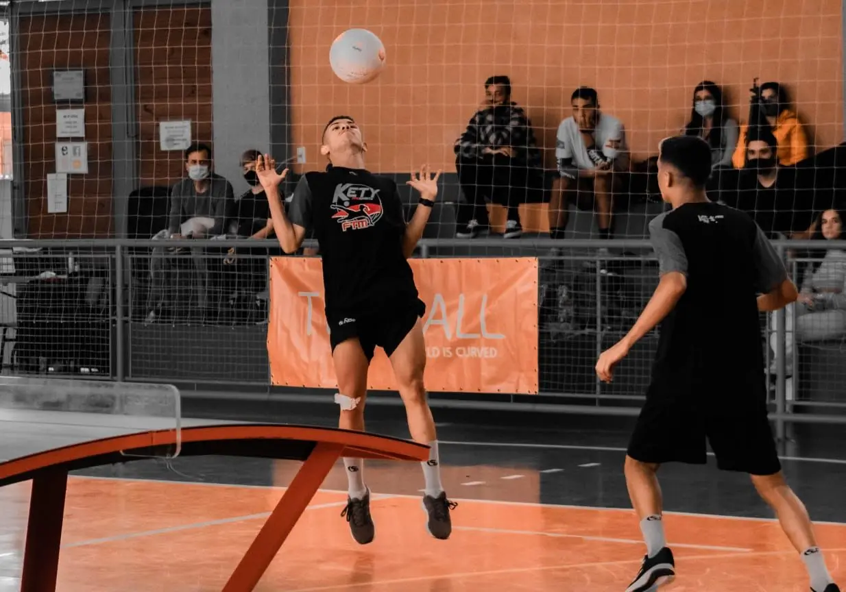 Mistura de modalidades mais conhecidas, como tênis de mesa, futebol e futevôlei é característica do teqball