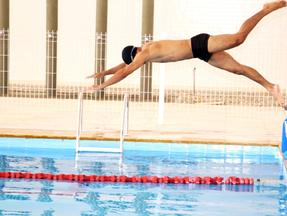 Nadador pratica natação na Rede Cuca.