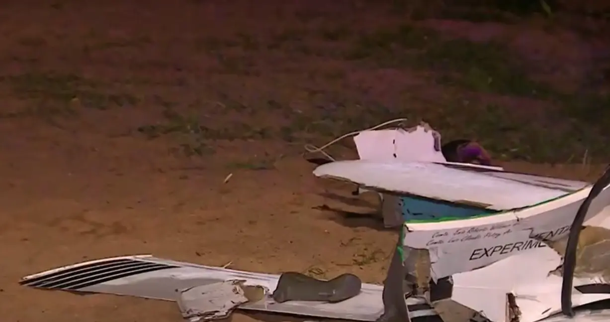 Destroços de avião que caiu em Porto Alegre