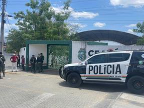 Fachada da Escola de Ensino Médio de Tempo Integral Professora Carmosina Ferreira Gomes e uma viatura da polícia
