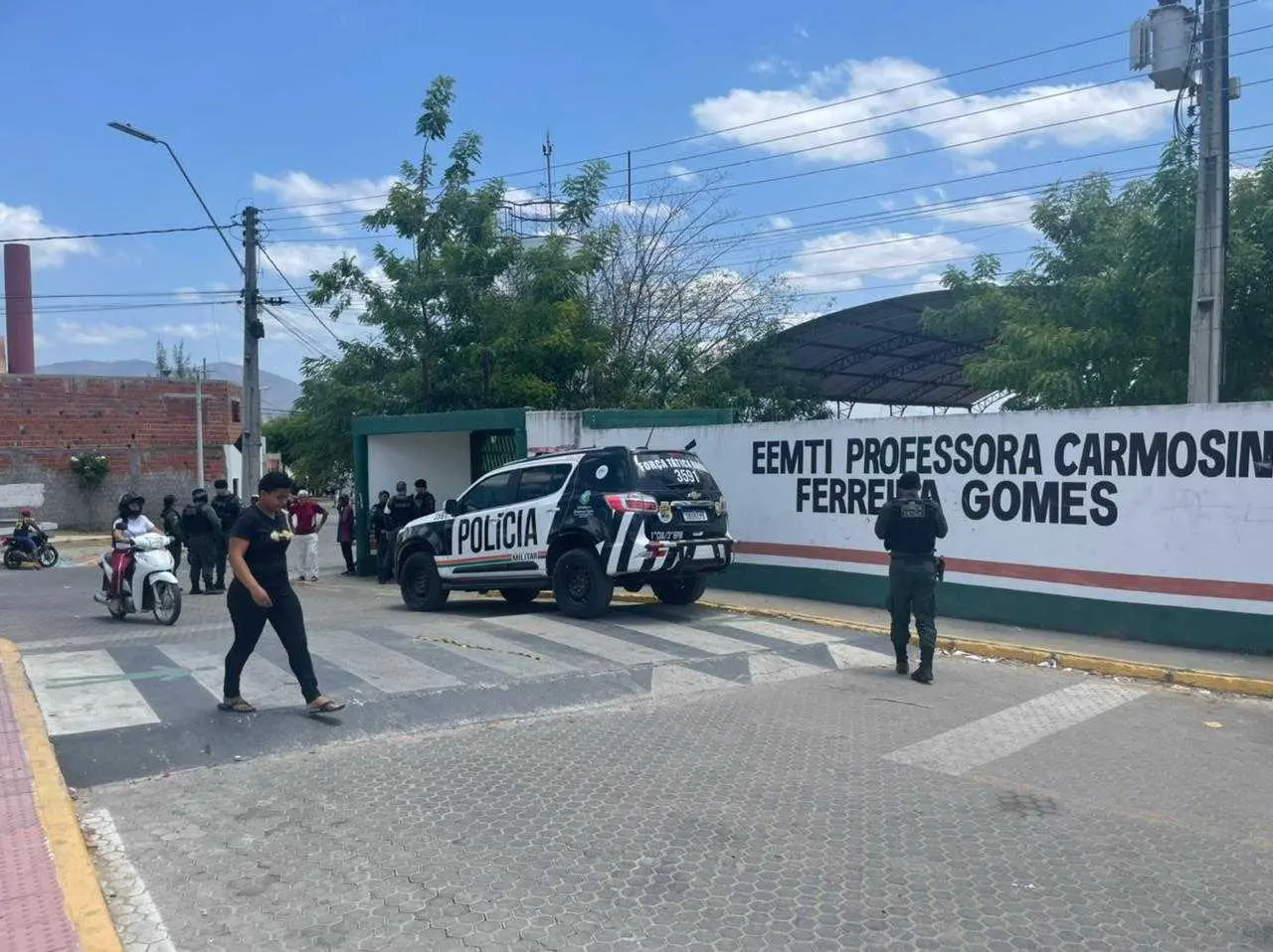 Polícia realiza investigações em escola