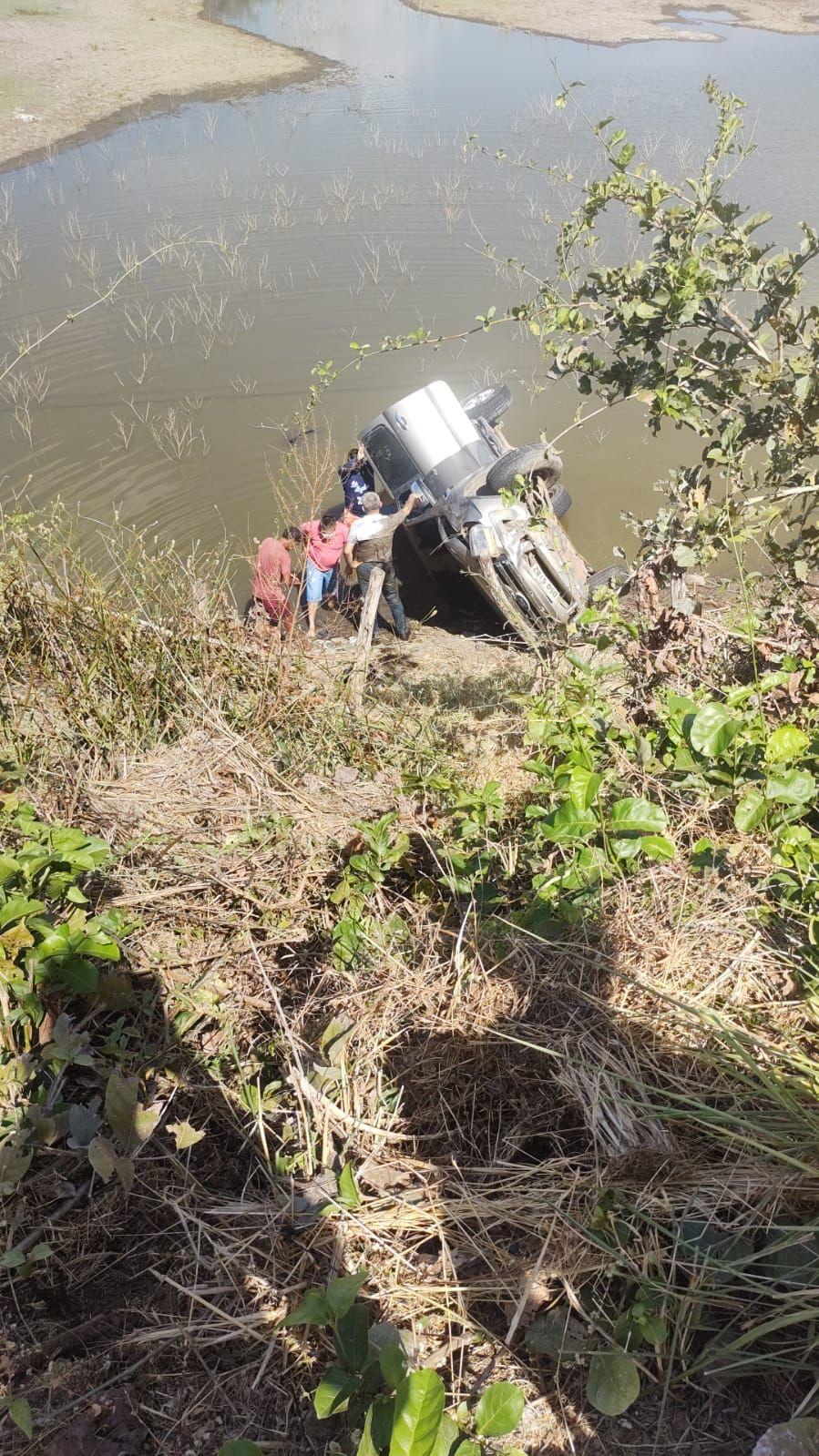 Padre perde controle de veículo e cai dentro de açude em Groaíras