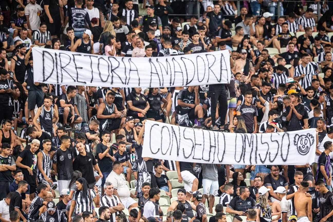 Torcida do Ceará protesta contra a diretoria executiva e o conselho deliberativo nas arquibancadas da Arena Castelão