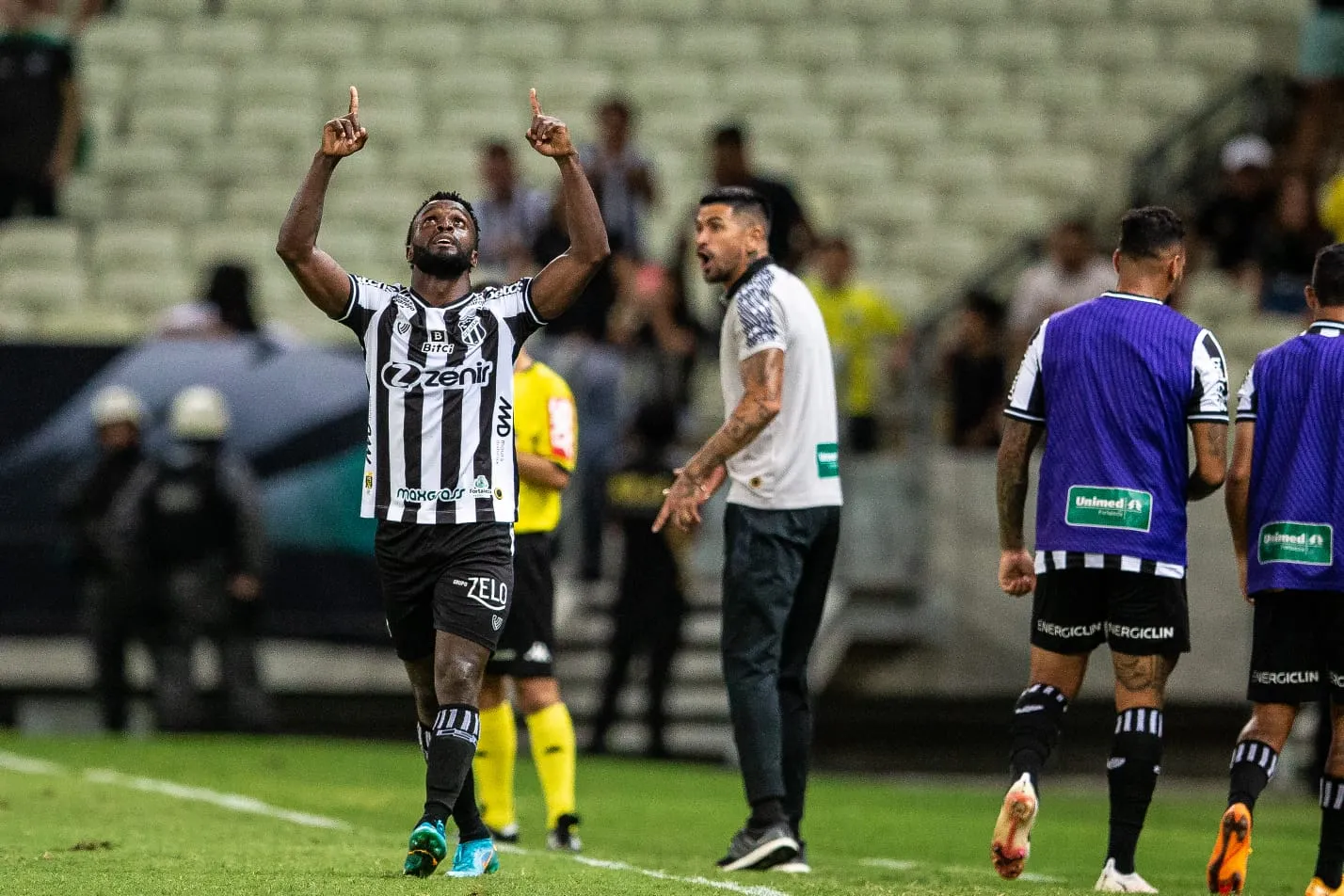 Mendoza marcou o gol do Ceará contra o Goiás