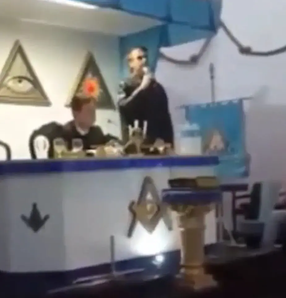 Imagem que circula nas redes sociais mostra Bolsonaro discursando para maçons.