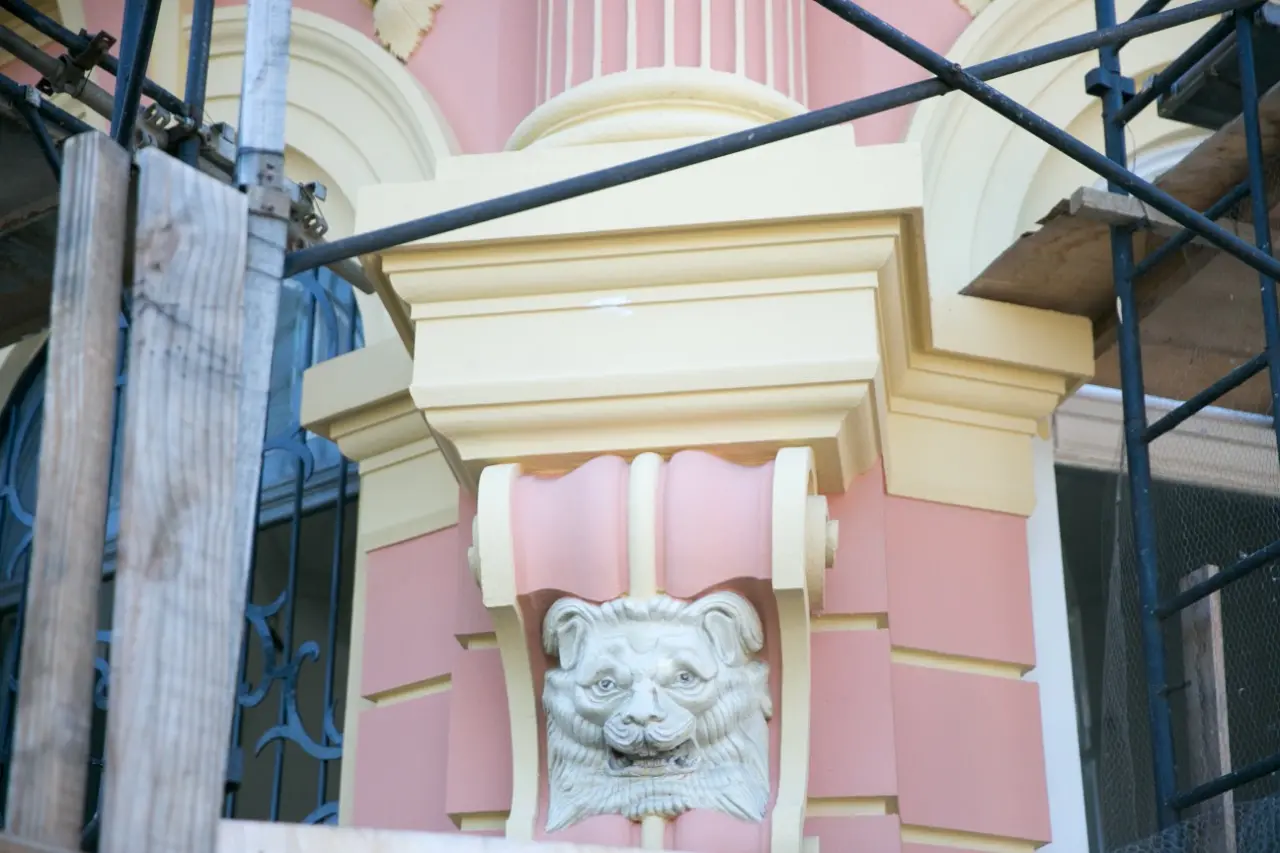 Peça artística descoberta na fachada da Sefaz durante restauro