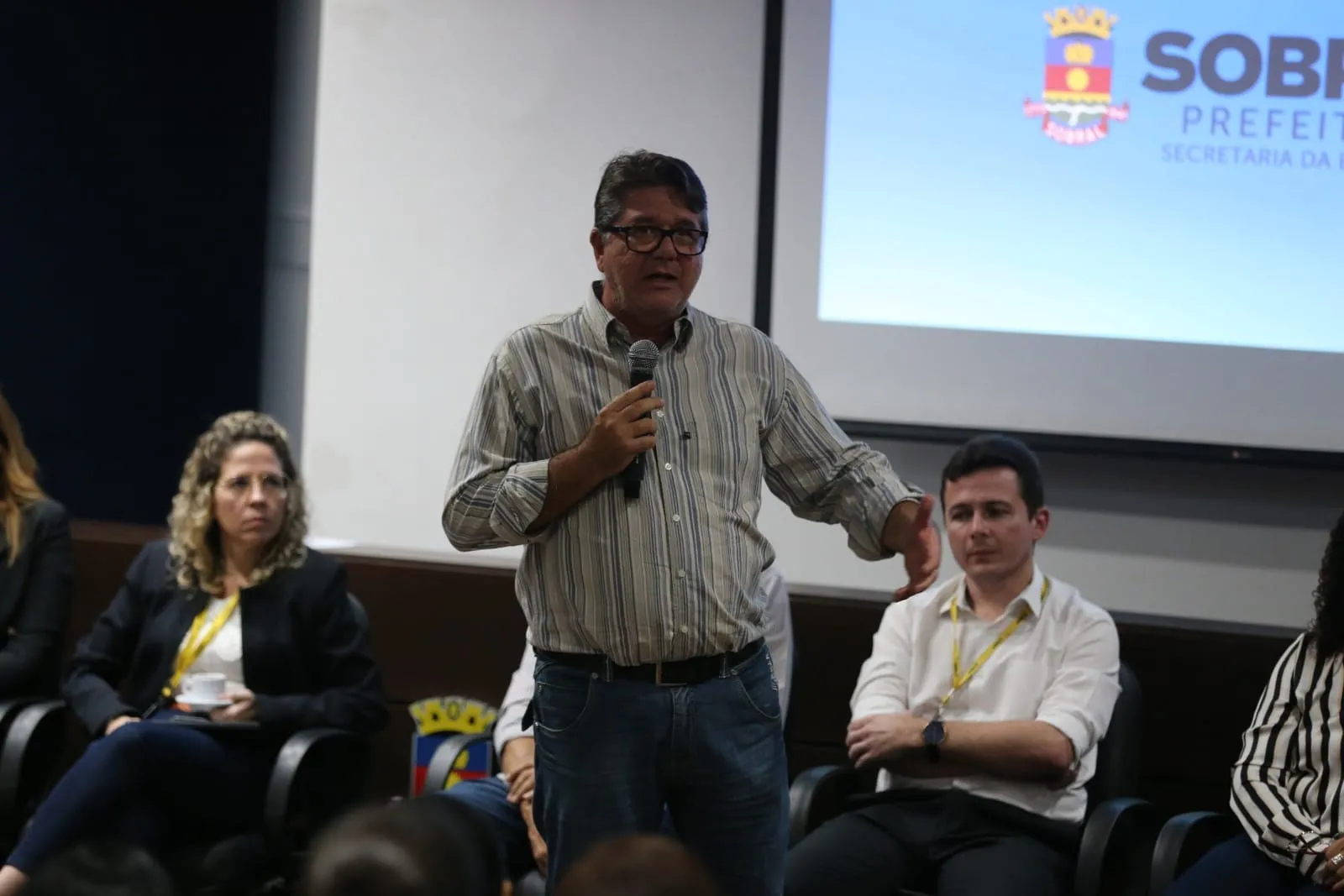 Diretor afirmou em reunião que alunos são tratados como parte de uma mesma família.