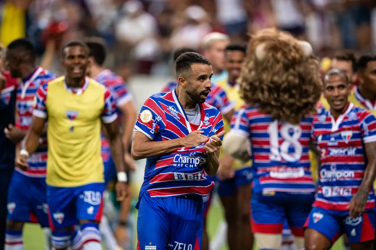 Atletas do Fortaleza comemoram gol