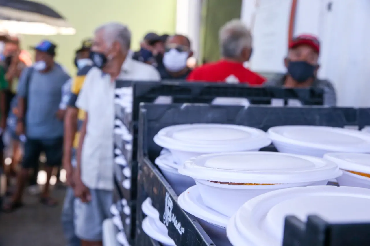 Fila de pessoas em situação de rua ou de vulnerabilidade socioeconômica para receber 'quentinhas' em Fortaleza