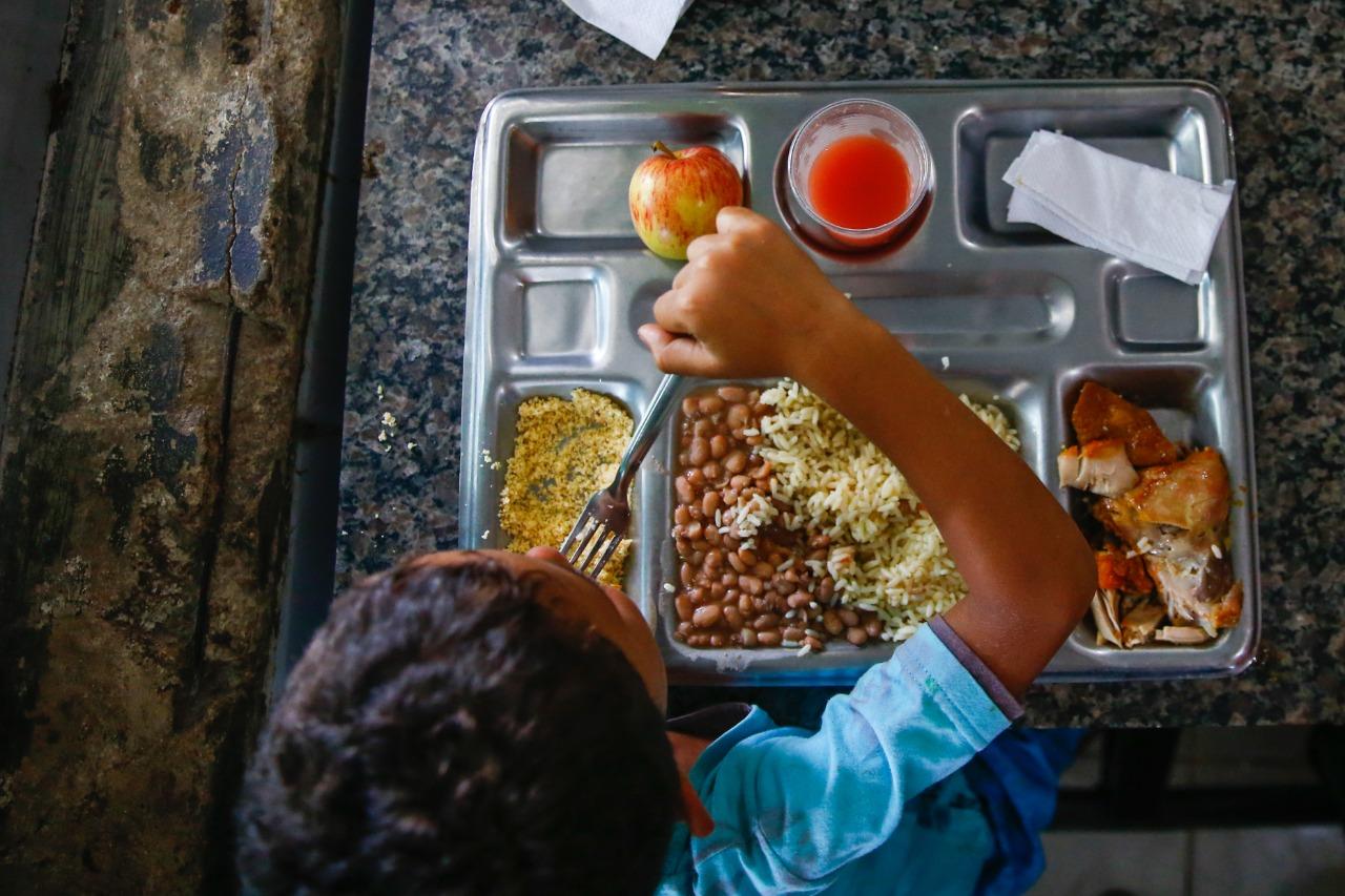 Criança come em restaurante popular de Fortaleza