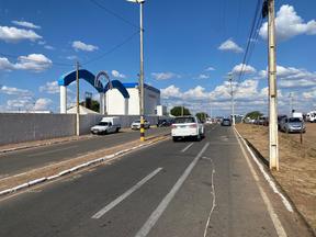 Avenida mostra a entrada do Parque de Eventos, em Juazeiro do Norte.