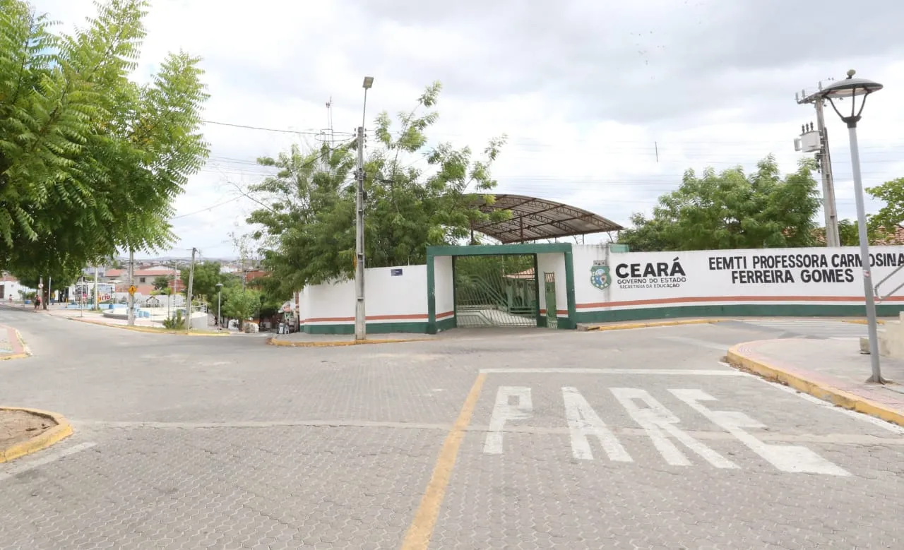 O diretor também indica que a escola passará por reformas. Uma delas será no muro.