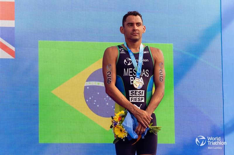 Imagem mostra homem em pódio