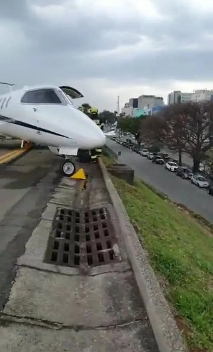 Pneu de avião de pequeno porte estoura no momento da aterrissagem.