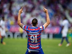 Thiago Galhardo com as mãos para o céu em comemoração a gol marcado