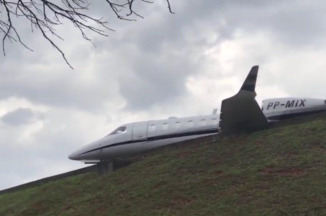 Avião parado em gramado do aeroporto de Congonhas