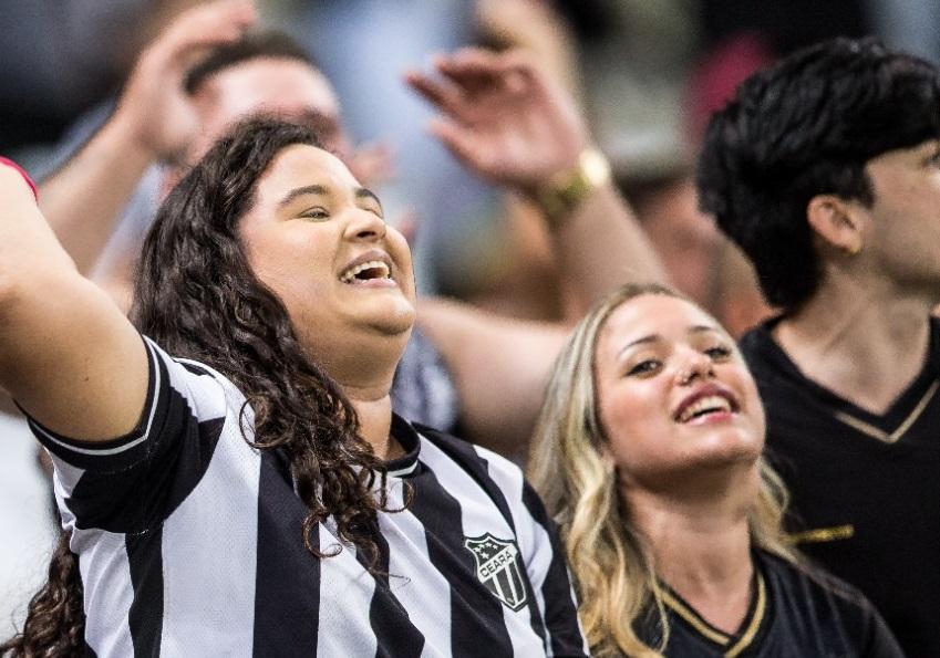 Funcionário do Ceará joga sal grosso na Arena Castelão antes de jogo com  Cuiabá - Jogada - Diário do Nordeste