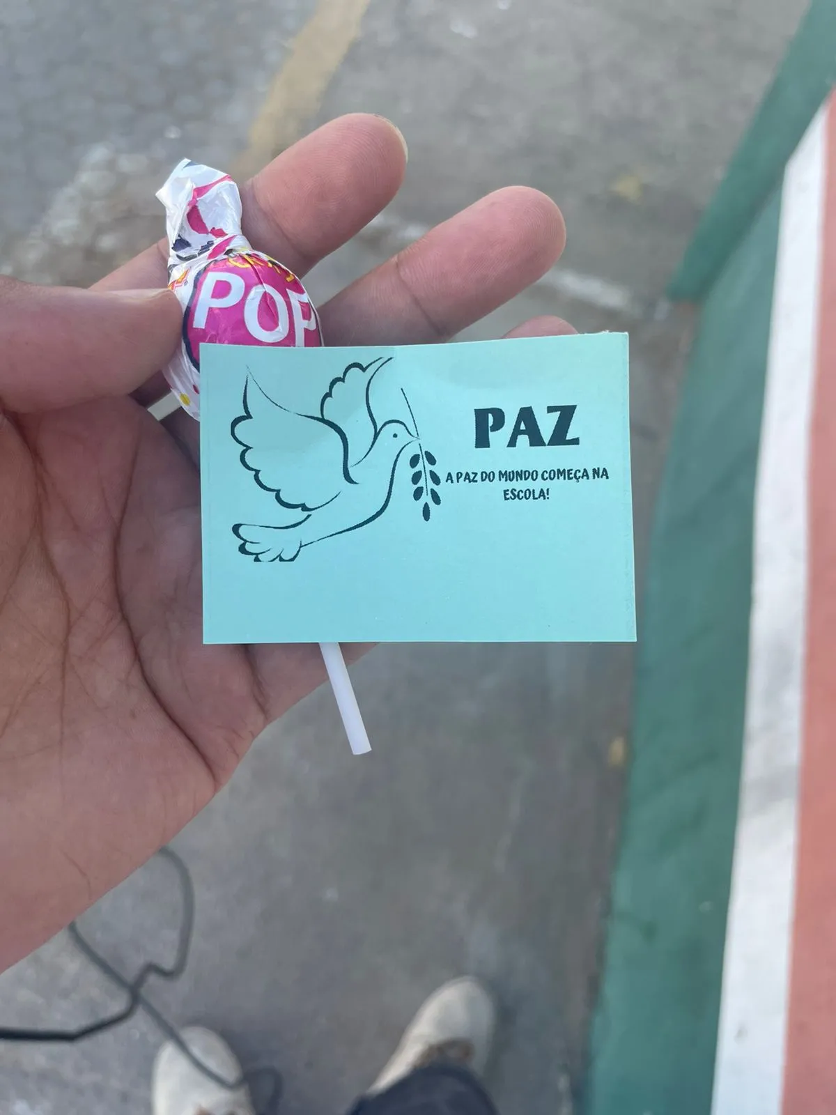 Estudantes foram recebidos com doce e mensagem de paz