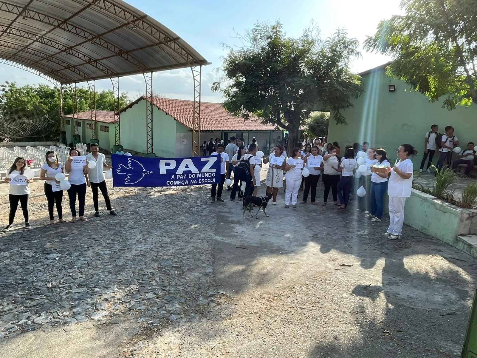 Comunidade escolar faz votos de paz no primeiro dia de atividades após o ataque
