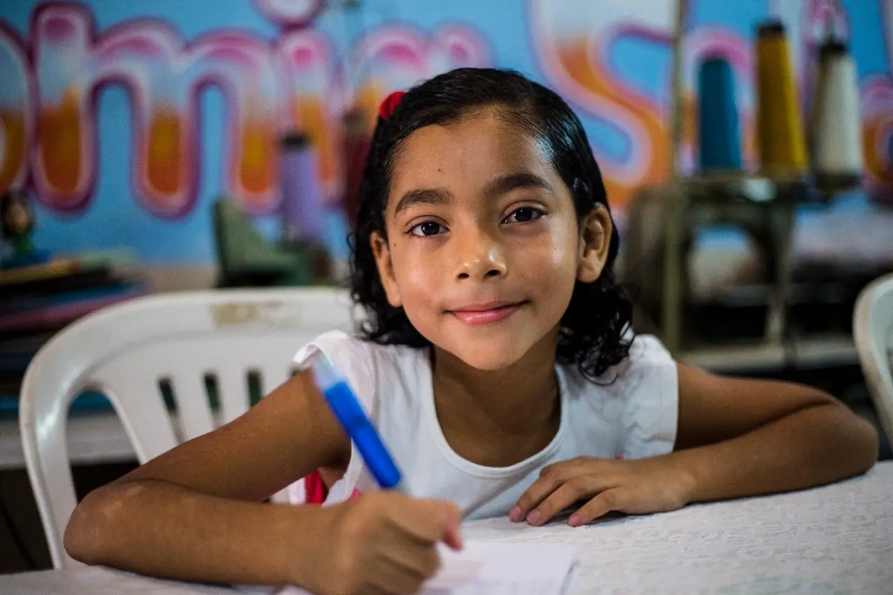 Personagem escrevendo em um caderno