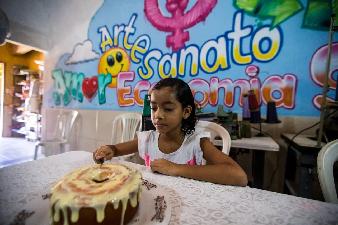 Personagem cortando um bolo