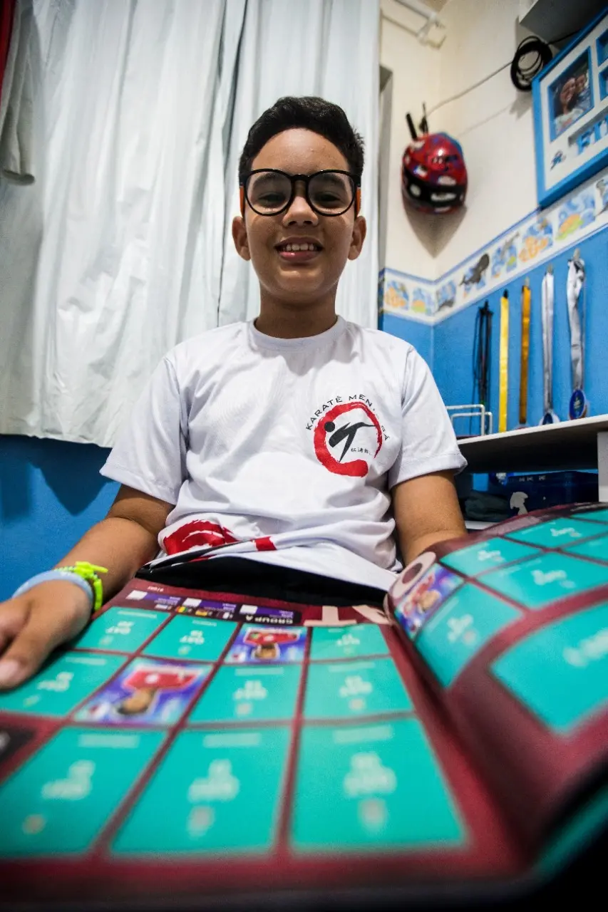 Marcus segura um álbum de figurinhas da Copa do Mundo