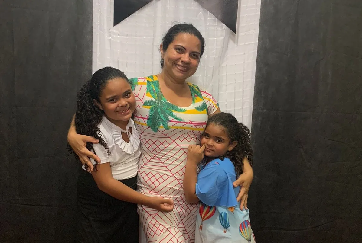 Kassiana com as filhas Ágatha Kaylane e Esther Kauane