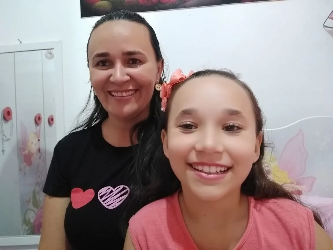 A pequena Ana Clara e sua mãe Regina