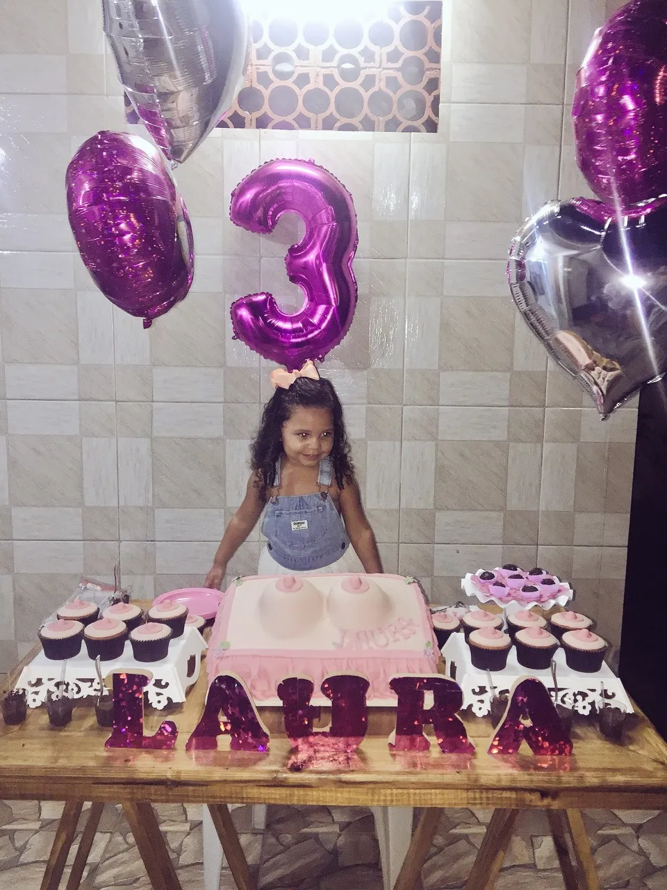 Menina escolhe como tema para aniversário 'peitos'