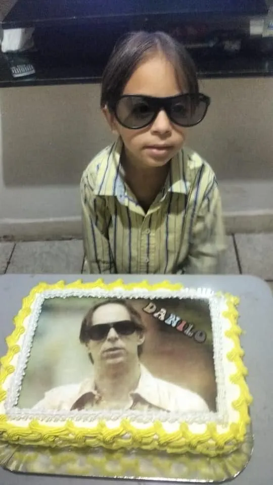 Danilo em seu aniversário de 6 anos vestido como o personagem Agostinho Carrara