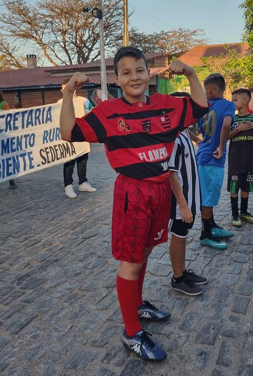 Imagem mostra menino com camisa do Flamengo