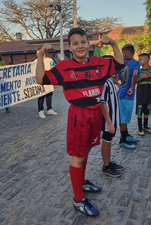 Arthur vestiu uniforme do Flamengo no desfile cívico.