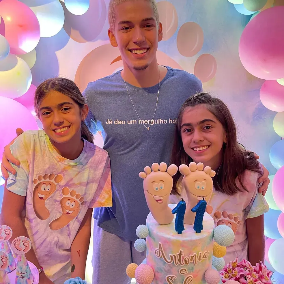 Sofia e Antônia tiveram como tema do aniversário de 11 anos: 'pés'
