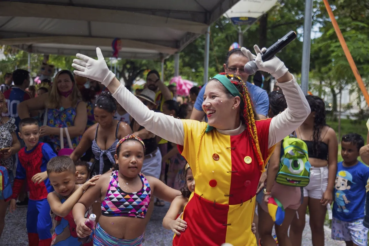 Tia Samila traz música e atividades lúdicas para as crianças