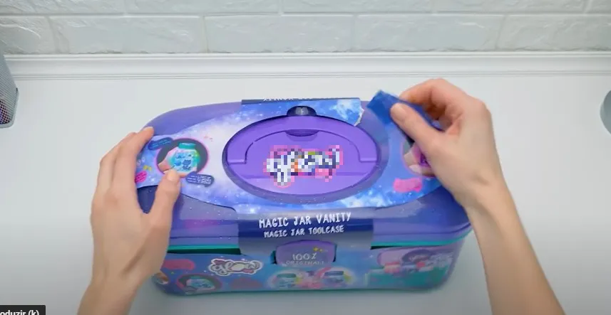 Os vídeos de abrir e apresentar brinquedos, chamados de Unboxing, foram apontados pelas especialistas como propagandas perigosas por confundirem os consumidores e pela prática de publicidade abusiva e ilegal dirigida ao público infantil
