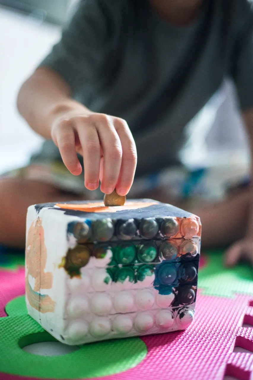 Marcus Bruno (5) prefere os brinquedos que ele acha que são baratos
