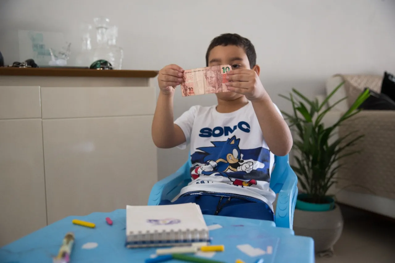 Heitor (4) acredita que a tia tem mais dinheiro que a mãe por ela 