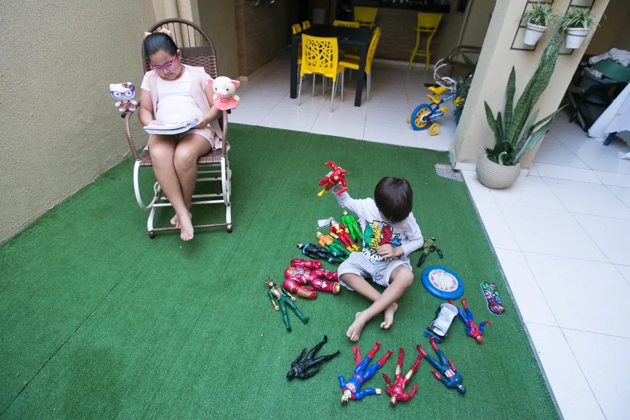 Os irmãos Luiza (9) e José (6) são incentivados pelos pais a não gastarem todo o dinheiro que ganham