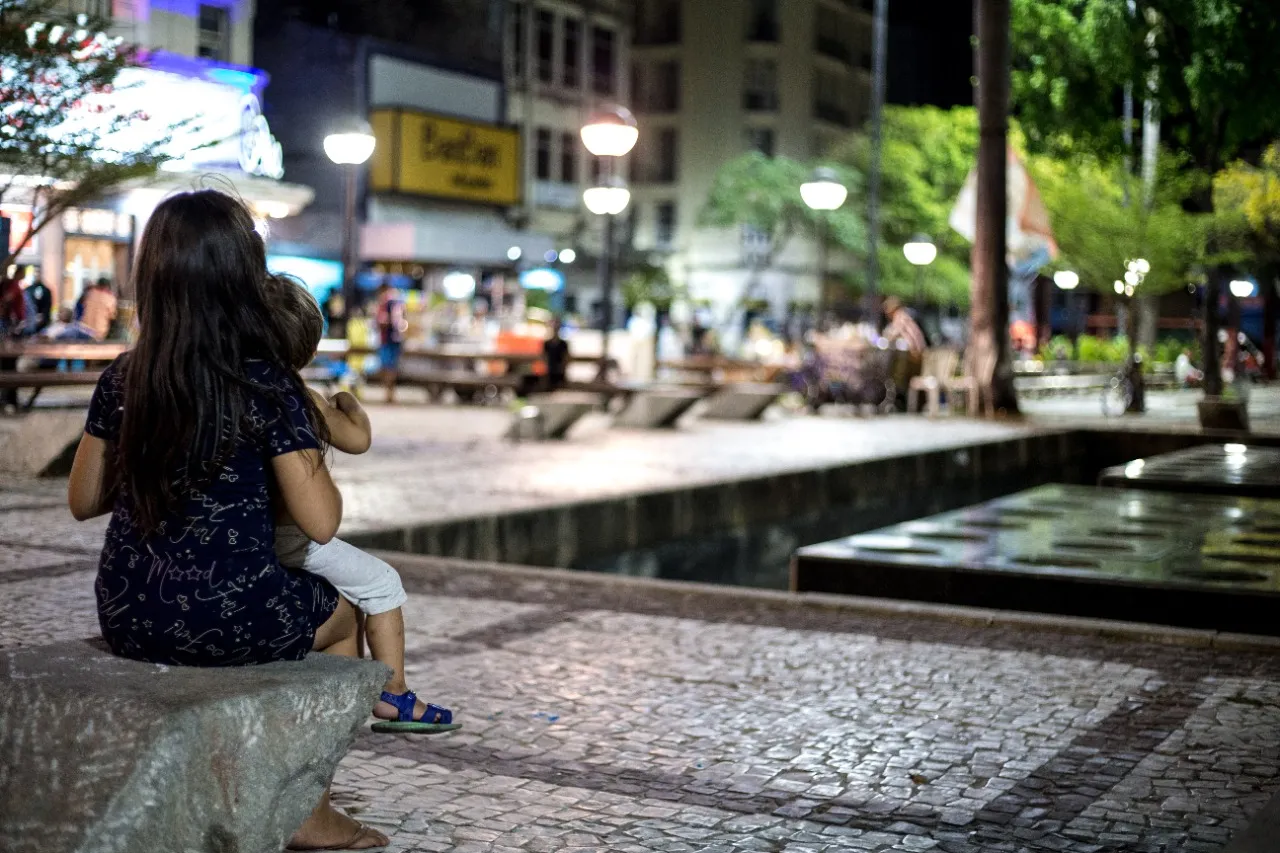 Na Praça do Ferreira, várias famílias em situação de rua fazem do espaço morada e ponto de apoio para receber alimentação de voluntários