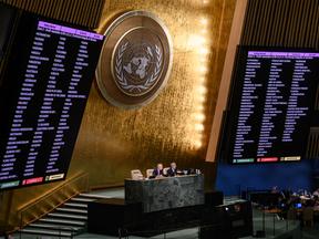Visão geral mostra os resultados da votação durante uma reunião de emergência da Assembleia Geral da ONU para discutir as anexações russas na Ucrânia na sede da ONU em Nova York em 12 de outubro de 2022